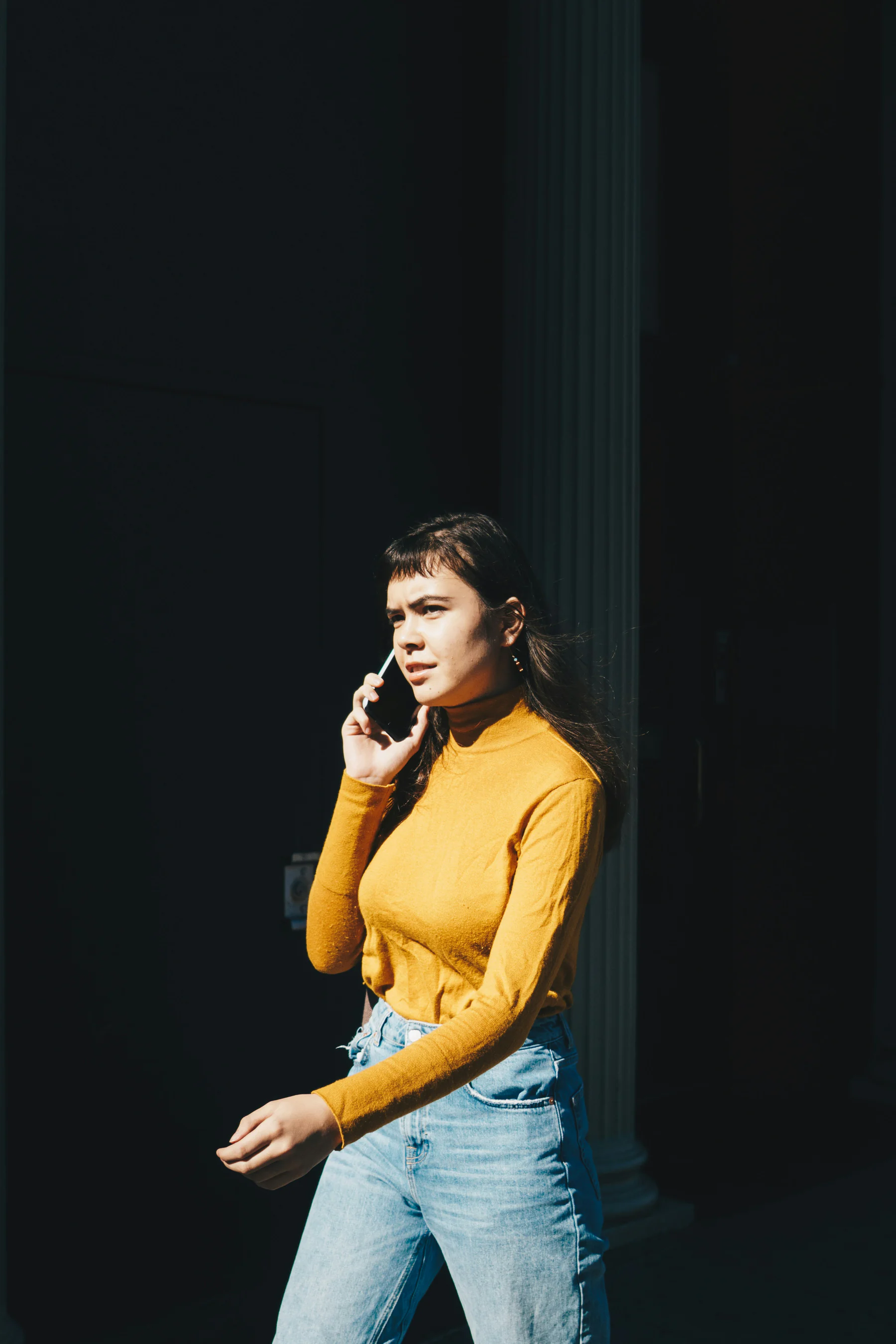 A woman speaking naturally with a customer on the phone
